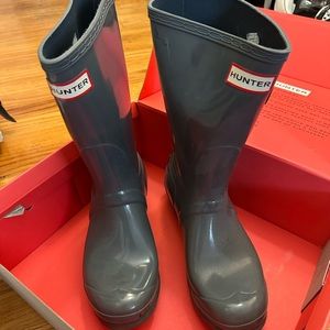 HUNTER Gray Mid Calf Rain Boots Women’s Size 7. Gently used, lots of life left.